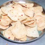Aloo Chips – आलू की एकदम सफेद और कुरकुरी चिप्स बनाने का सही-सटीक तरीका देखें, एकबार बनाएं सालभर खाएं